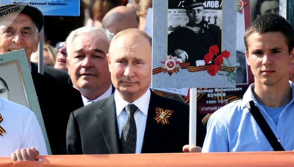 Tổng thống Nga Putin tham gia cuộc diễu hành.