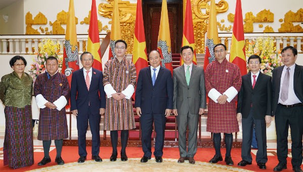 Thủ tướng Nguyễn Xuân Phúc và Chủ tịch Thượng viện Bhutan Tashi Dorji cùng đại diện 2 bên.