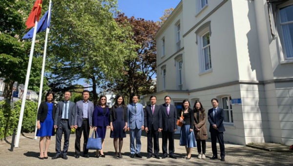 Đoàn thăm Đại sứ quán Việt Nam tại Hà Lan