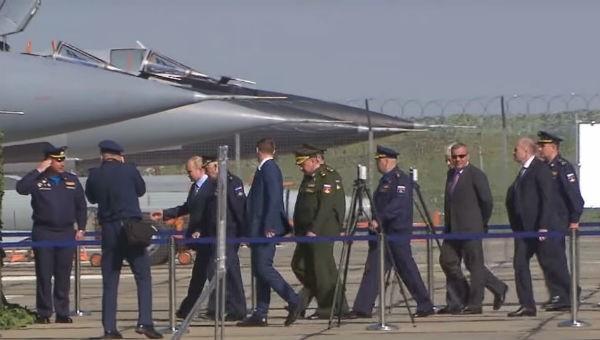 Tổng thống Putin tới thị sát các vũ khí trên không tối tân của Nga