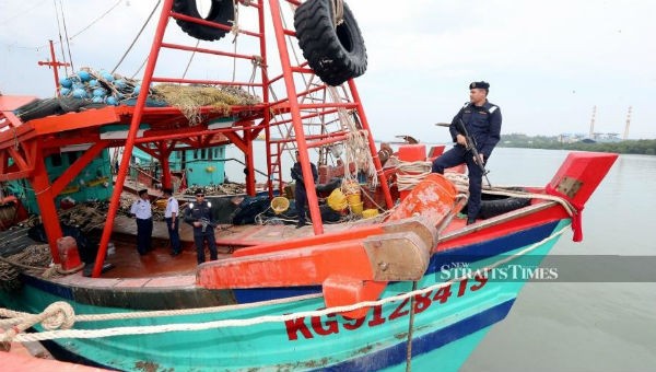 Một trong 2 tàu cá Việt Nam vừa bị Malaysia bắt giữ. Ảnh: New Straits Times.