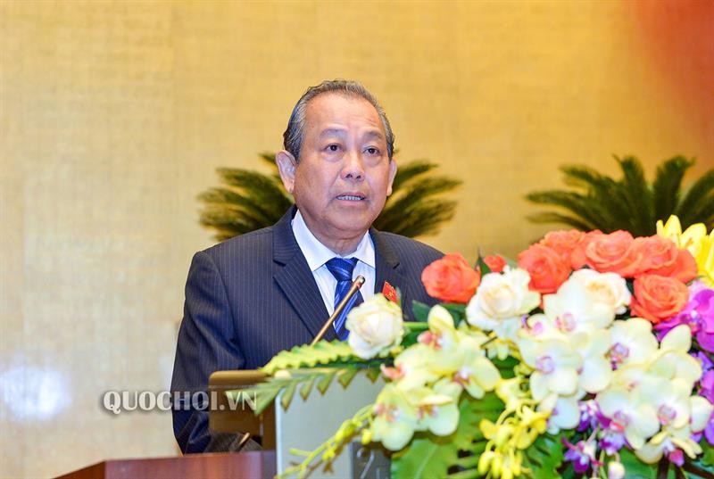 Phó Thủ tướng Trương Hòa Bình trình bày báo cáo trước Quốc hội. 