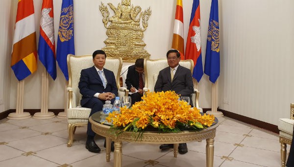 Thứ trưởng Nguyễn Quốc Cường và Phó Thủ tướng, Bộ trưởng Bộ Nội vụ Campuchia Samdech Kralahom Sar Kheng.