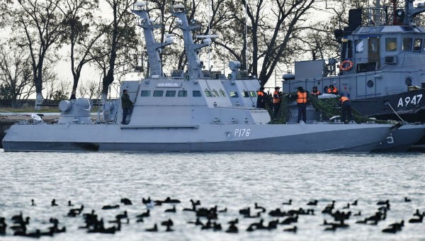 Tàu Ukraine bị phía Nga bắt giữ.