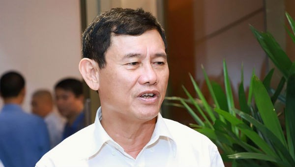 ĐB Nguyễn Ngọc Phương trả lời phỏng vấn bên hành lang Quốc hội.