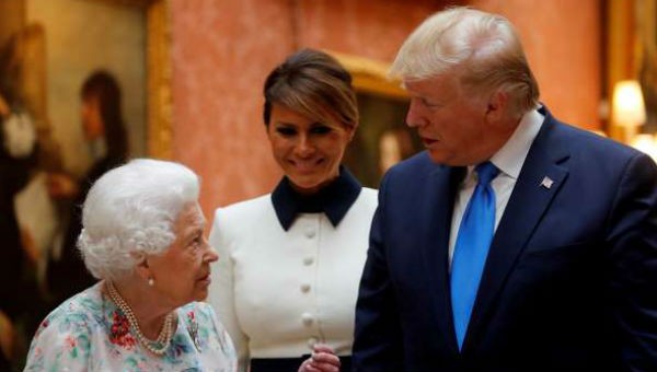 Tổng thống Mỹ và Đệ nhất phu nhân được Nữ hoàng Anh tiếp đón trọng thị.