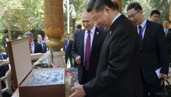 Ông Putin tặng quà cho ông Tập.