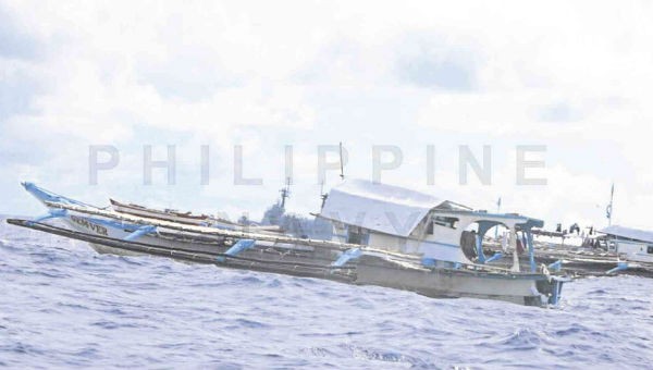Tàu Philippines bị hư hại sau khi được trục vớt.