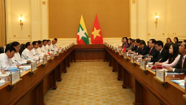 Phó Thủ tướng Vương Đình Huệ hội đàm với Phó Tổng thống Myanmar Myint Swe - Ảnh: VGP