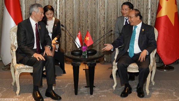 Thủ tướng Chính phủ Nguyễn Xuân Phúc tiếp Thủ tướng Lý Hiển Long. Ảnh: VGP 