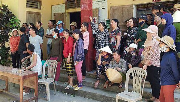 Người dân xã Tiến Thủy (huyện Quỳnh Lưu, tỉnh Nghệ An) ngóng tin các ngư dân còn mất tích.