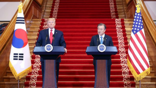 Tổng thống Mỹ và Tổng thống Hàn Quốc tại họp báo.
