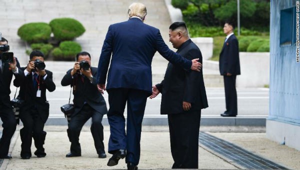 Ông Kim mời ông Trump sang lãnh thổ Triều Tiên.
