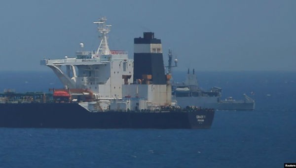 Tàu tuần tra của Hải quân Hoàng gia Anh đang canh giữ tàu dầu Grace 1 của Iran.