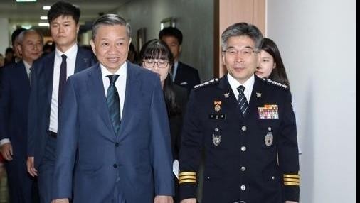 Bộ trưởng Công an Việt Nam Tô Lâm và Người đứng đầu Cơ quan cảnh sát quốc gia Hàn Quốc Min Gap-ryong tại cuộc gặp sáng nay.