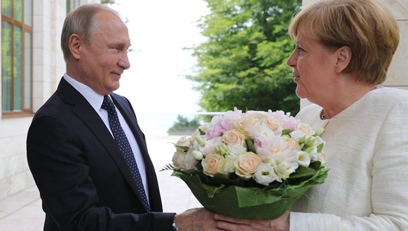Tổng thống Nga Putin trong một cuộc gặp Thủ tướng Đức Angela Merkel.