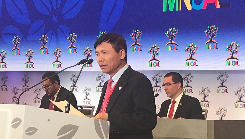 Đại sứ Đặng Đình Quý phát biểu tại Hội nghị.
