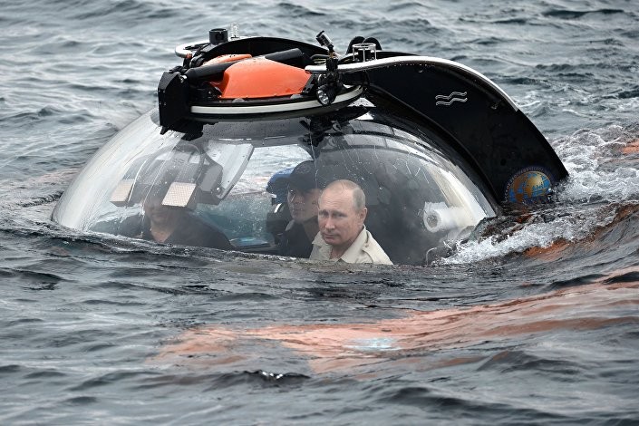 Tổng thống Nga Vladimir Putin cùng đoàn thám hiểm.
