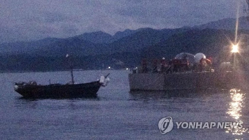 Tàu cá Triều Tiên bị phía Hàn Quốc bắt giữ.