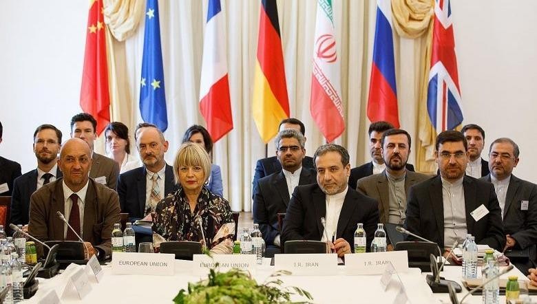 Giám đốc chính trị của EU Helga Schmid và Thứ trưởng Iran Abbas Araqchi  (ngồi giữa) tại cuộc họp ngày 28/7.