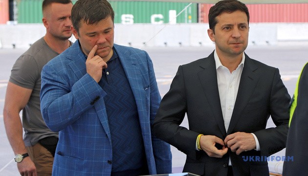 Tổng thống Ukraine Volodymyr Zelensky (bên phải) và Chánh văn phòng  Bohdan.