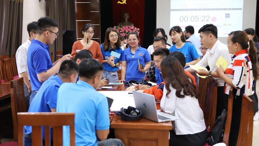 Các bạn thanh niên Hà Giang tham gia tập huấn nâng cao năng lực trong 2 ngày trước sự kiện để trau dồi kỹ năng thuyết trình trước đám đông, kỹ năng lắng nghe và tư duy phản biện. Ảnh: Yoomi Jun