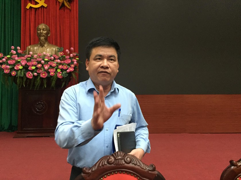 Sau hội nghị, các phóng viên tiếp tục đặt câu hỏi với Phó trưởng Ban Tuyên giáo Thành ủy Hà Nội Trần Xuân Hà (trong ảnh).