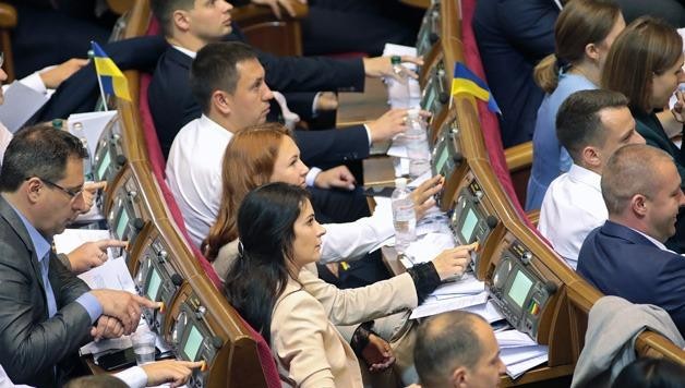 Các nghị sỹ Ukraine bấm nút thông qua dự luật.