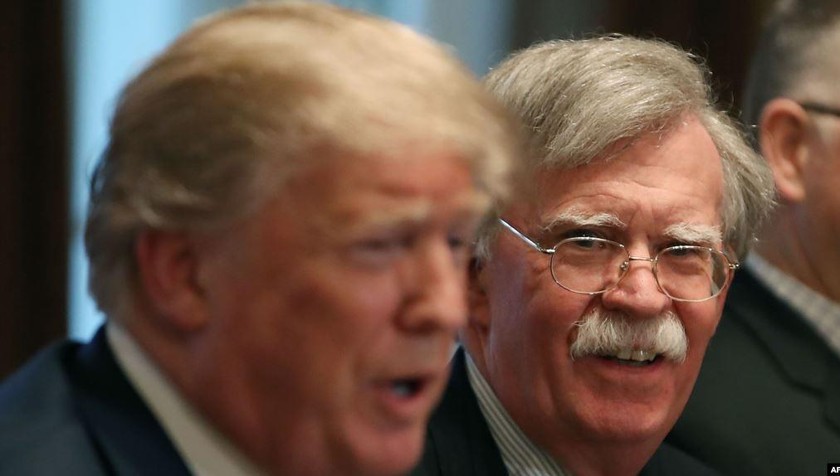 Cựu Cố vấn an ninh quốc gia Mỹ John Bolton (bên phải).