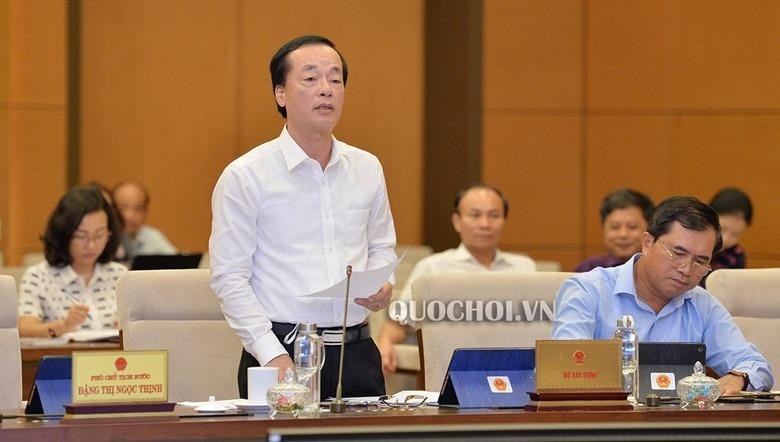 Bộ trưởng Bộ Xây dựng Phạm Hồng Hà trình bày tờ trình tại phiên họp.