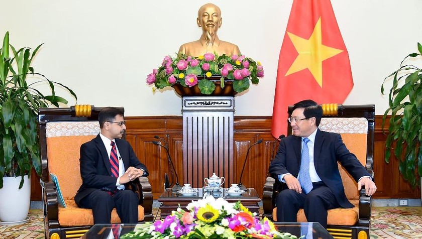 Phó Thủ tướng, Bộ trưởng Ngoại giao Phạm Bình Minh tiếp Đại sứ Ấn Độ Pranay Verma. Ảnh: BNG