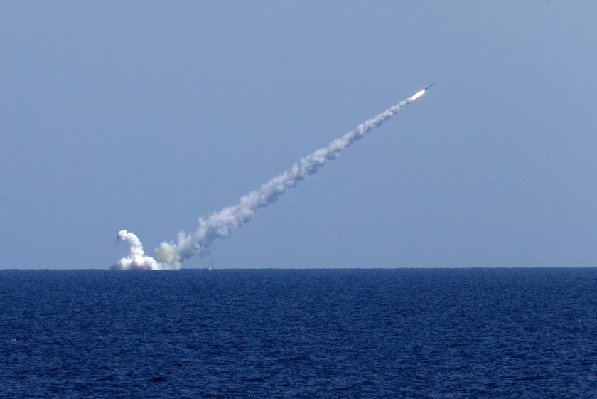 Tầu ngầm Veliki Novgorod của Nga bắn các tên lửa Kalibr vào mục tiêu IS.
