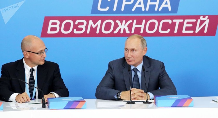Tổng thống Nga Putin (bên phải)