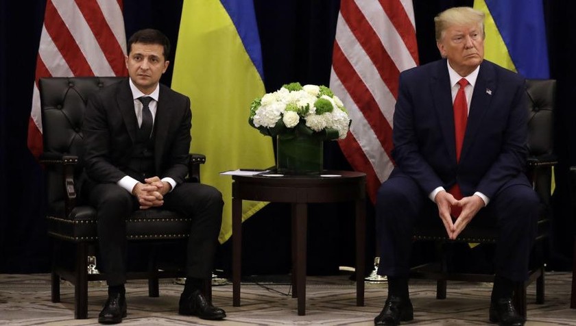 Tổng thống Ukraine Vladimir Zelensky (bên trái) và người đồng cấp Mỹ Donald Trump (bên phải).