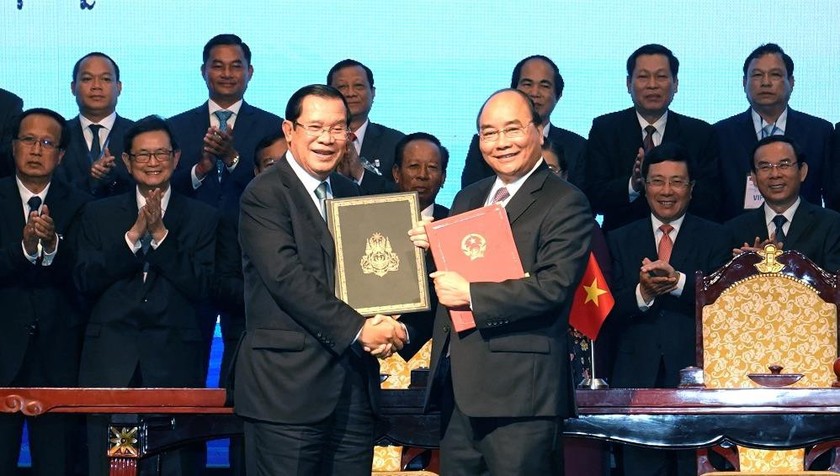 Thủ tướng hai nước ký Hiệp ước bổ sung Hiệp ước hoạch định biên giới quốc gia năm 1985 và Hiệp ước bổ sung năm 2005 giữa Việt Nam và Campuchia. Ảnh VGP