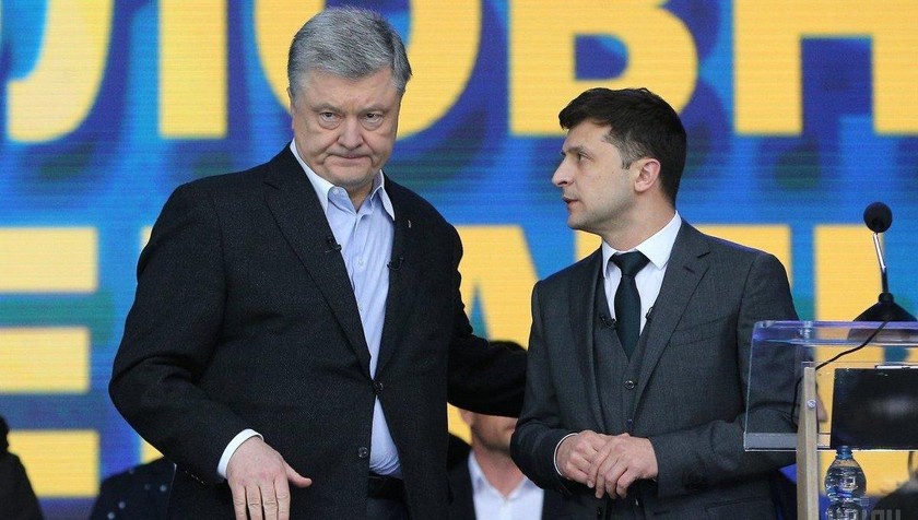 Ông Poroshenko (trái) và ông Zelensky.