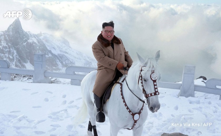 Ông Kim Jong-un cưỡi ngựa trắng trên núi thiêng phủ đầy tuyết.