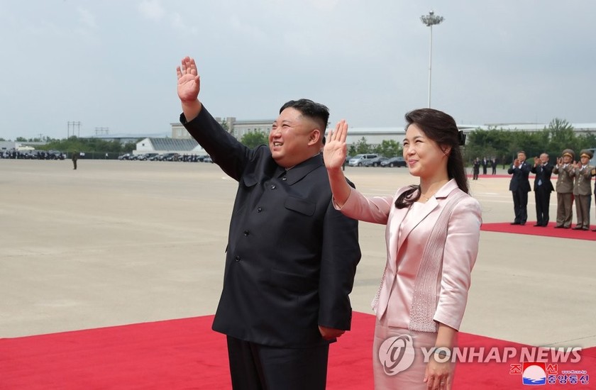 Nhà lãnh đạo Triều Tiên và Phu nhân tiễn Chủ tịch Trung Quốc hồi tháng 6 vừa qua.