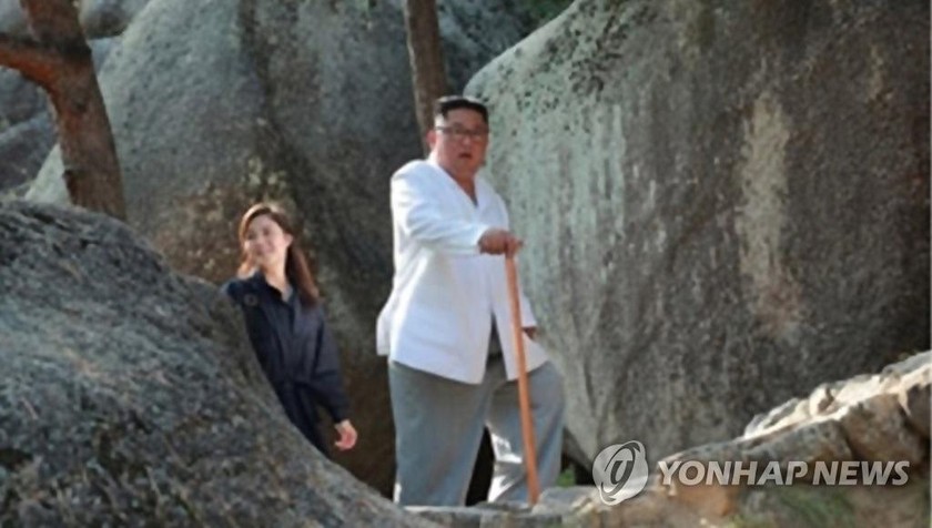 Bức ảnh bà Ri tháp tùng chồng được truyền thông nhà nước Triều Tiên công bố.