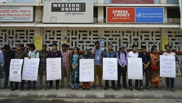 Người biểu tình ở Bangladesh phản đối vụ việc.