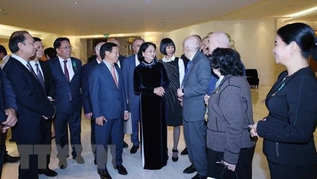 Phó Chủ tịch nước Đặng Thị Ngọc Thịnh gặp các cựu chuyên gia, cán bộ, cựu sinh viên đã từng học tập, công tác tại Việt Nam và Azerbaijan. Ảnh: TTX