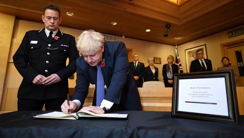 Thủ tướng Anh Boris Johnson đến hiện trường vụ việc, viết sổ tang chia buồn vào ngày 28/10.