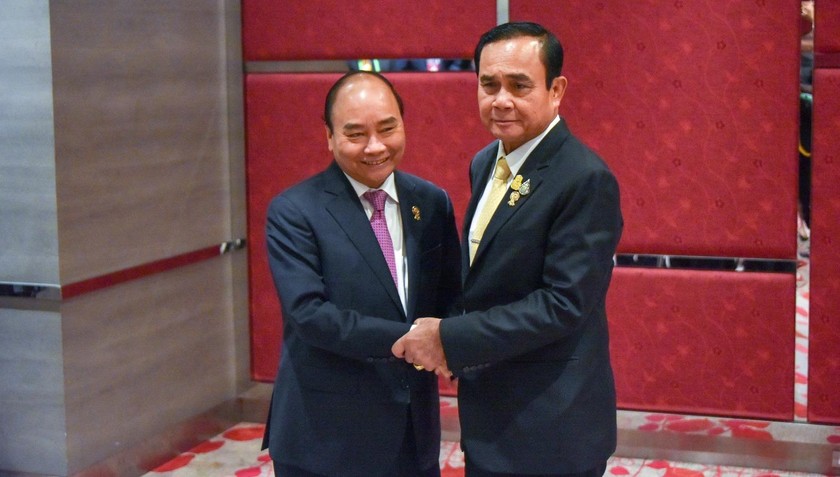 Thủ tướng Nguyễn Xuân  Phúc gặp Thủ tướng Thái Lan Prayut Chan-ocha. Ảnh: Website hội nghị.