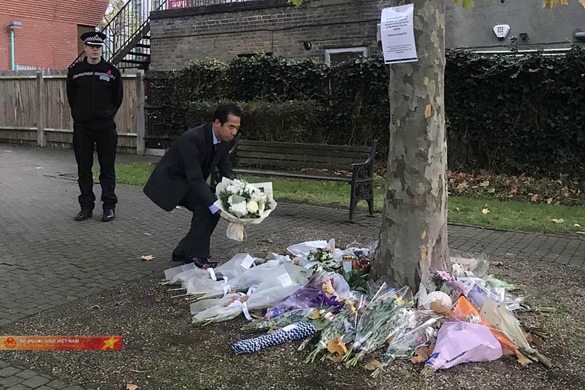 Thứ trưởng Tô Anh Dũng đặt hoa tưởng niệm 39 nạn nhân tử vong tại hạt Essex. Ảnh: BNG