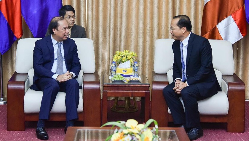 Thứ trưởng Ngoại giao Nguyễn Quốc Dũng và Đại sứ Campuchia Chay Navuth. Ảnh: BNG