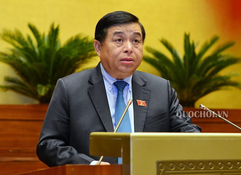 Bộ trưởng Bộ Kế hoạch và Đầu tư Nguyễn Chí Dũng trình bày tờ trình dự án Luật