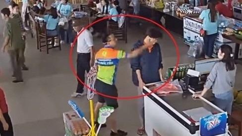 Thượng úy Công an ném xúc xích, tát vào mặt nhân viên bán hàng ở trạm dừng nghỉ cao tốc Hà Nội - Thái Nguyên (ảnh cắt từ clip).