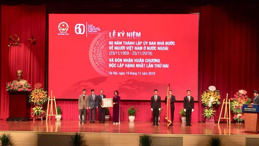 Phó Chủ tịch nước Đặng Thị Ngọc Thịnh trao Huân chương Độc lập hạng Nhất cho Ủy ban Nhà nước về NVNONN 