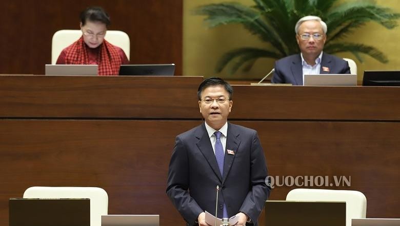 Bộ trưởng Bộ Tư pháp Lê Thành Long phát biểu giải trình tại phiên họp.