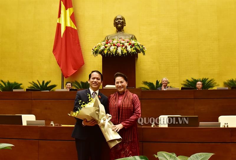 Chủ tịch Quốc hội Nguyễn Thị Kim Ngân tặng hoa chúc mừng tân Chủ nhiệm Ủy ban Pháp luật khóa XIV của Quốc hội Hoàng Thanh Tùng